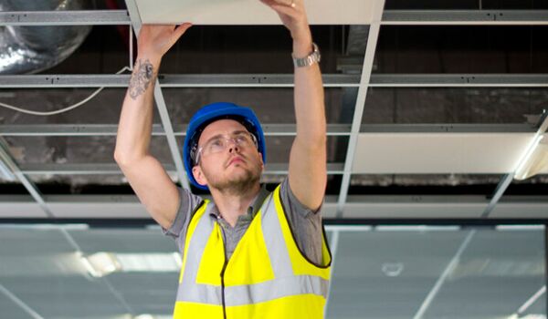 El-och energiprogrammet E nelektriker som installerar el i taket