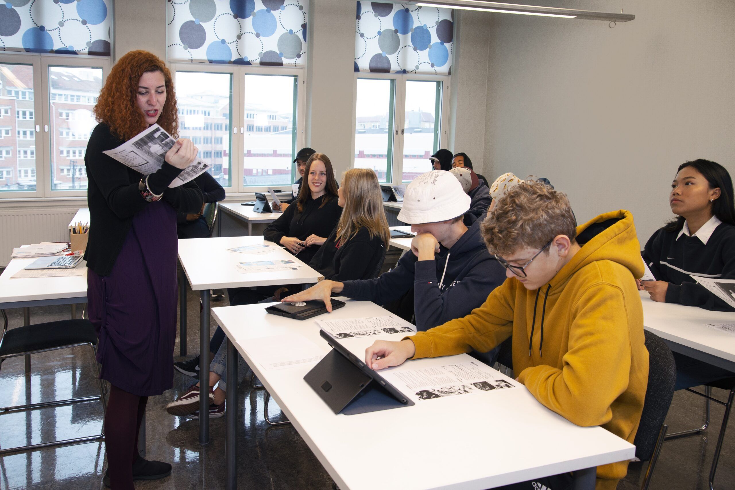 Lärare och elever i klassrum En lärare går igenommaterial med elever i ett klassrum