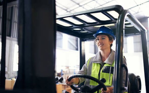 Godshantering En kvinna kör en gaffeltruck