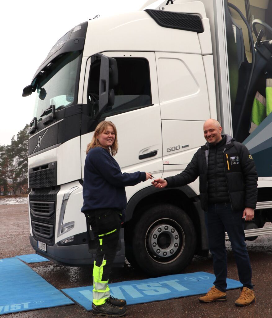 Emily Wist Lastbil 1 En vit och svart lastbil.