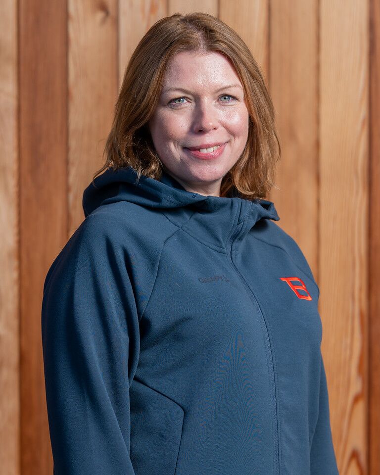 En kvinna i en Bergstrands hoodie
