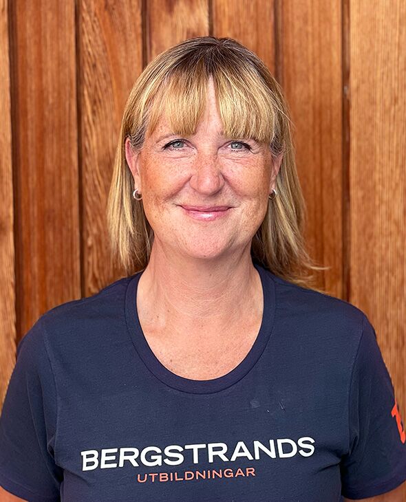 En kvinna med blont axellångt hår och en Bergstrands t-shirt